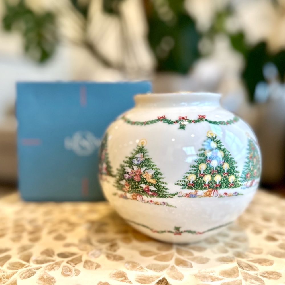 NWT Vintage Lenox The Joys of Christmas Vase Fine Ivory 1995 Holiday Round